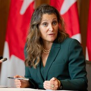 Chrystia Freeland en conférence de presse.