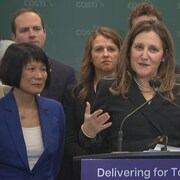 Chrystia Freeland en point de presse le 2 février 2024. La mairesse de Toronto, Olivia Chow, est en arrière-plan.