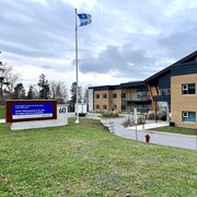 Un drapeau du Québec flotte devant un CHSLD à Rivière-du-Loup 