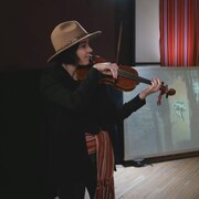 Deux violonistes dans un studio. 
