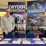 Chuck Schmitt devant un kiosque de recrutement pour le Centre hospitalier régional de Dryden.