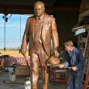 Un ouvrier apporte les dernières touches à une statue représentant Winston Churchill, dans une fonderie de Red Deer, en Alberta.