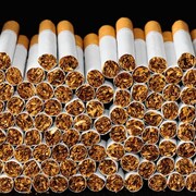 Des dizaines de cigarettes empilées les unes sur les autres