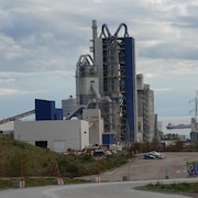 La cimenterie McInnis de Port-Daniel-Gascons avec la baie des Chaleurs derrière.