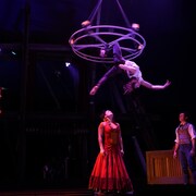 Sous un chapiteau installé à Cap-aux-Meules, des musiciens et des artistes acrobates du Cirque Éloize répètent leur numéro.