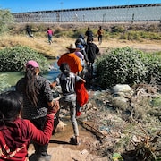 Des migrants traversent du Mexique aux États-Unis.