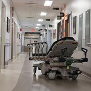  Une civière dans un corridor d'hôpital.