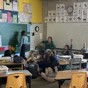 Dans la classe de Catherine Bolduc-Gagnon, enseignante titulaire de l'une des classes d'immersion française de l'école primaire Selkirk de Whitehorse.