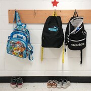 Des sacs à dos dans le corridor d'une école primaire de Toronto, en Ontario, le 9 janvier 2024.