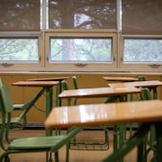 Une classe vide remplie de pupitres.