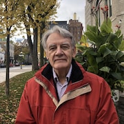 Claude Cantin pose devant l'hôtel de ville de Québec.