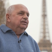 Claude Charron parle &agrave; Patrice Roy devant la tour Eiffel.