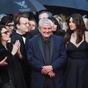 De gauche à droite, en avant-plan, les actrices Martine Lelouch et Anouk Aimée, le réalisateur Claude Lelouch, et les actrices Monica Bellucci et Marianne Denicourt, sur le tapis rouge au Festival de Cannes.