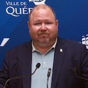 Claude Villeneuve lors d'un point de presse à l'hôtel de ville de Québec.