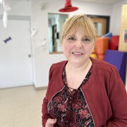 Elle sourit dans un local de CPE.