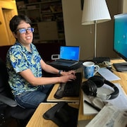 Claudie Larouche devant son ordinateur.