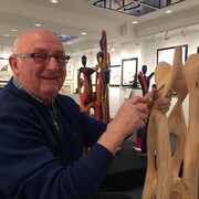 Le sculpteur Clément Lemieux à l'oeuvre