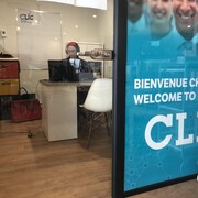 Amel Naroun donne un cours de français en ligne dans les locaux rimouskois de CLIC réseau linguistique.
