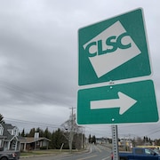 Un panneau de route indiquant un CLSC qui se situe vers la droite.