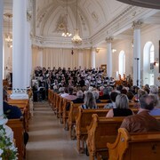 Le chœur Euphonie en concert dans une église.