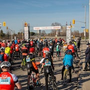 Des cyclistes sur la ligne de départ à Ottawa.