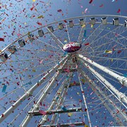 Une grande roue dotée du logo de l'Exposition nationale canadienne et des confettis.