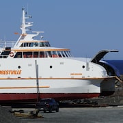 Le navire CNM Évolution est entreposé à Sainte-Flavie, hors de l'eau.