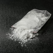 Plan rapproché sur un sac de plastique contenant de la cocaïne.