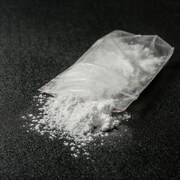 Plan rapproché sur de la cocaïne dans un sac de plastique