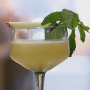 Un verre rempli d'un cocktail.