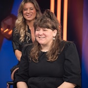 Coco Belliveau sur un plateau de tournage. Derrière elle, Marie-Christine Lavoie. 