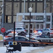 Des voitures de police stationnées devant l'entrée du collège.