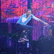 Chris Martin, sautant sur la scène de la cérémonie des BRIT Awards 2017.