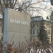 Façade du collège Dawson en hiver.