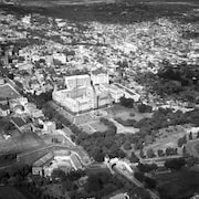 Une vue aérienne du secteur de la colline parlementaire remontant à l'été 1935 montre une bonne partie des fortifications, des dizaines de pâtés de maisons disparus tout autour du parlement et permet de voir le faubourg Saint-Jean-Baptiste et la basse-ville jusqu'aux limites de Saint-Sauveur.