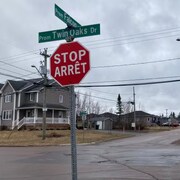 Les panneaux d'intersection des deux rues.
