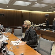 Un témoin dans une salle de comité de la Chambre des communes. 