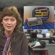 L'animatrice Louise Arcand présentant une nouvelle à la caméra avec une mortaise qui illustre un clavier d'ordinateur et un jeu vidéo sur écran