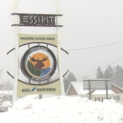 L'insigne et le logo présentant la communauté innue d'Essipit est prise en photo à l'extérieur, lors d'une tempête de neige. 