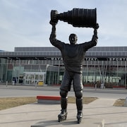 Une statue de Wayne Gretzky qui soulève une coupe Stanley