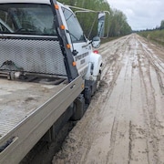Les récentes précipitations à Cumberland House, en Saskatchewan, ont laissé la route 123 dans un état marécageux. La route en question constitue le principal moyen d'acheminement des provisions dans la communauté. Le 21 mai 2024.