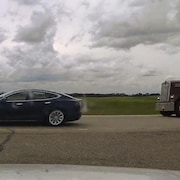 Une Tesla avec les sièges avant inclinés vers l'arrière est aperçue roulant sur une route en Alberta.