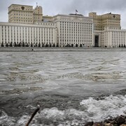 Le siège du ministère russe de la Défense est vu sur la rive de la Moskova à Moscou le 13 novembre 2023.