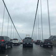 Des voitures sur un pont, arrêté en raison du trafic