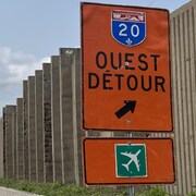 Un panneau annonçant un détour.