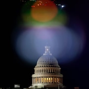Vue du Congrès américain la nuit.