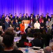 Des délégués du Nouveau Parti démocratique du Manitoba réunis à Winnipeg entourent Wab Kinew le 4 mai 2024 à Winnipeg.