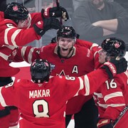 Connor McDavid est entouré de coéquipiers.