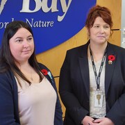 Kerry Belamy et Krista Power côte à côte devant une affiche de la ville de Thunder Bay