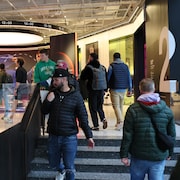 Des personnes font des achats dans un magasin Nike sur la Cinquième Avenue le 3 avril 2025 à New York.